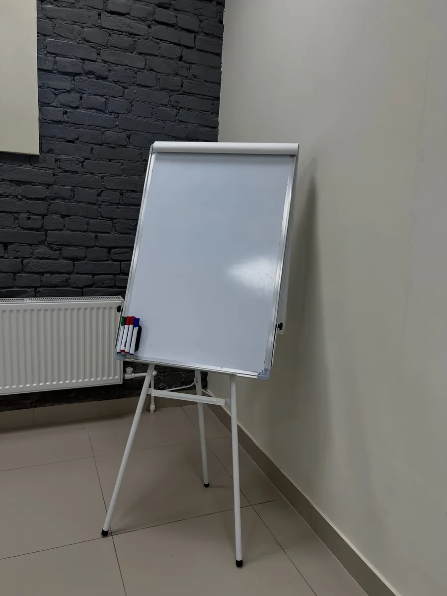 Флипчарт и маркерная доска в арендованном зале