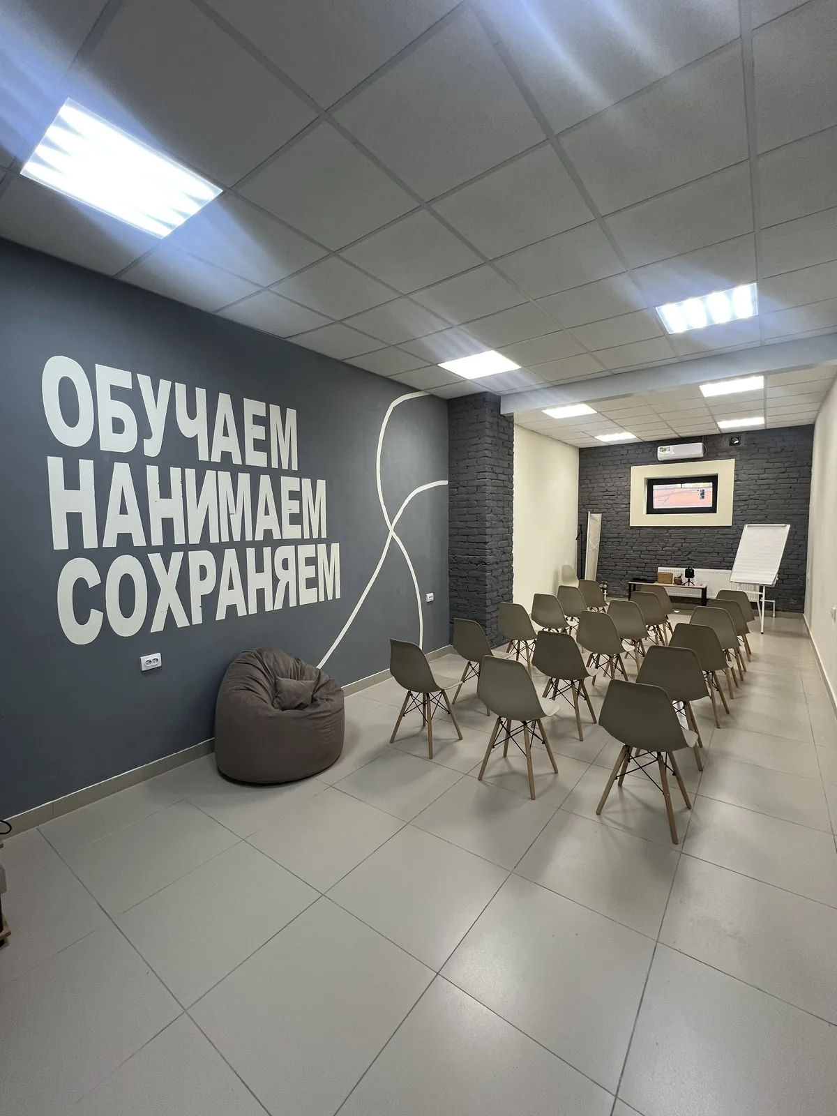 Зал на 25 мест с рассадкой рядами — аренда в Майкопе