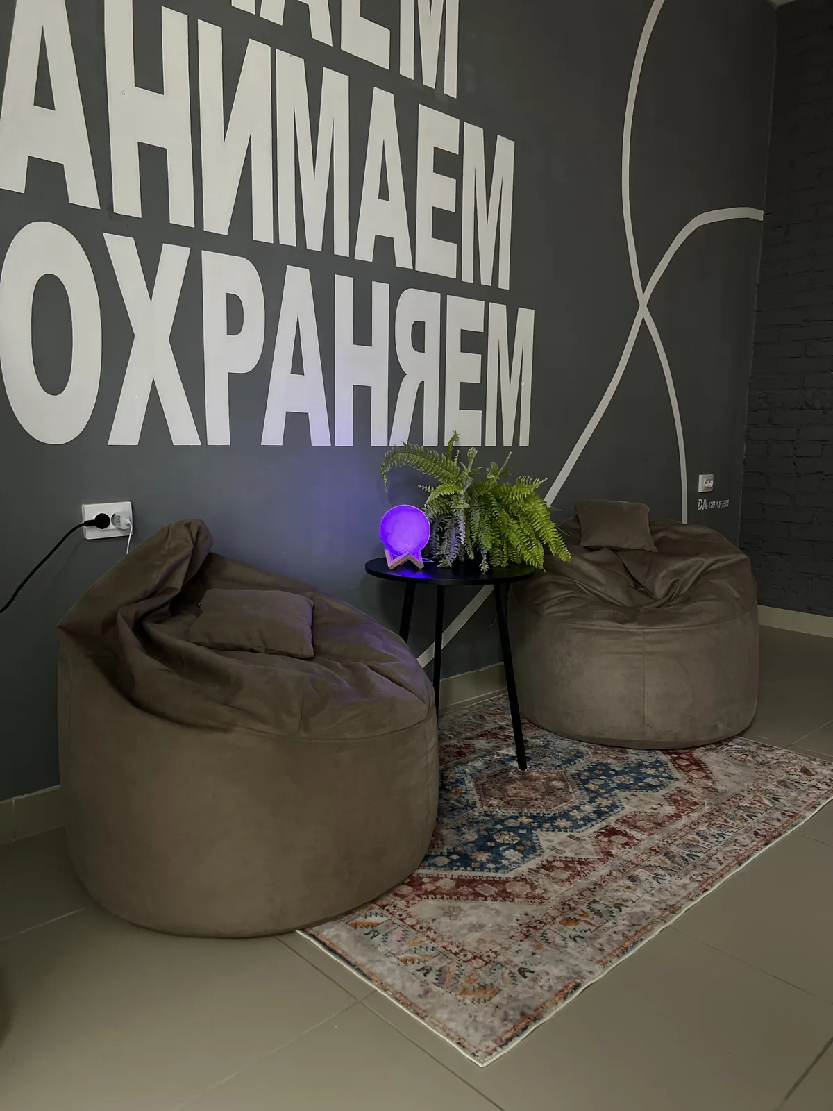 Зона с пуфами и ковром — локация для съёмки интервью